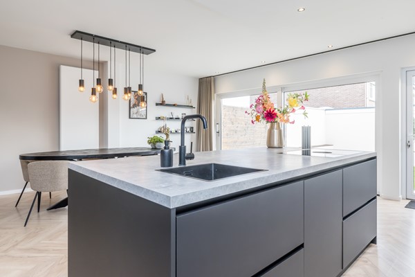 Foto - Verkocht onder voorbehoud: Instapklare gemoderniseerde geschakelde 2 onder 1 kap woning  met aanbouw, open keuken, tuin en garage in Voerendaal